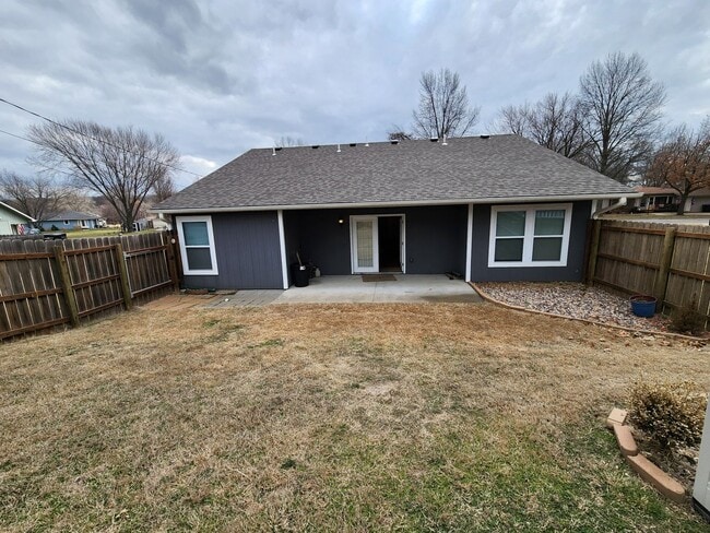 Building Photo - Beautiful newer home with everything on main level in Seaman Schools