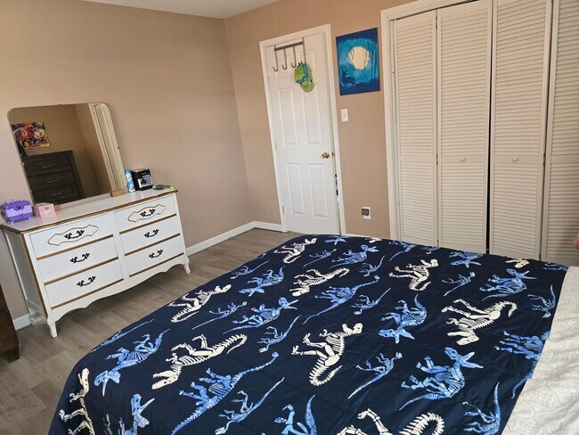 Building Photo - 1004 W Yucca Ave