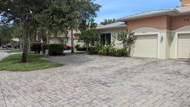 Building Photo - 826 Middleton Dr SW