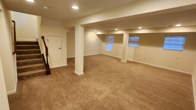 Building Photo - Spacious, Large, Luxury 3 Bedroom Townhous...