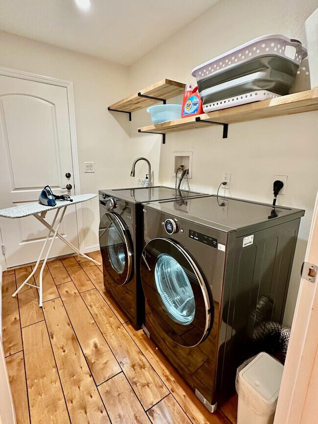 Building Photo - 6505 Skyfarm Dr