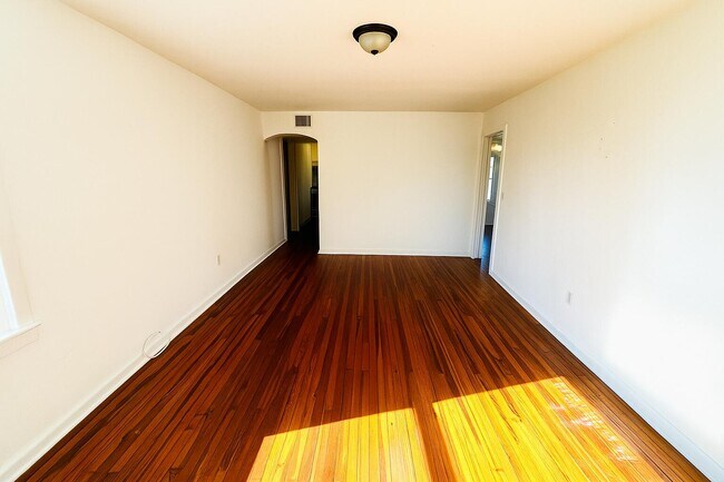Building Photo - 415 6th Ave N