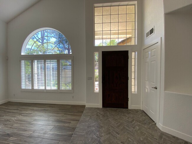 Building Photo - Stunning 4 bedroom Home with a Pool locate...