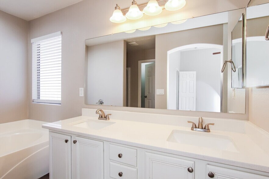 Building Photo - 8635 W Kathleen Rd