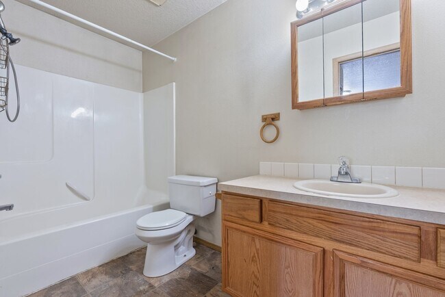 Building Photo - Spacious 4-Bedroom Home in SE Portland
