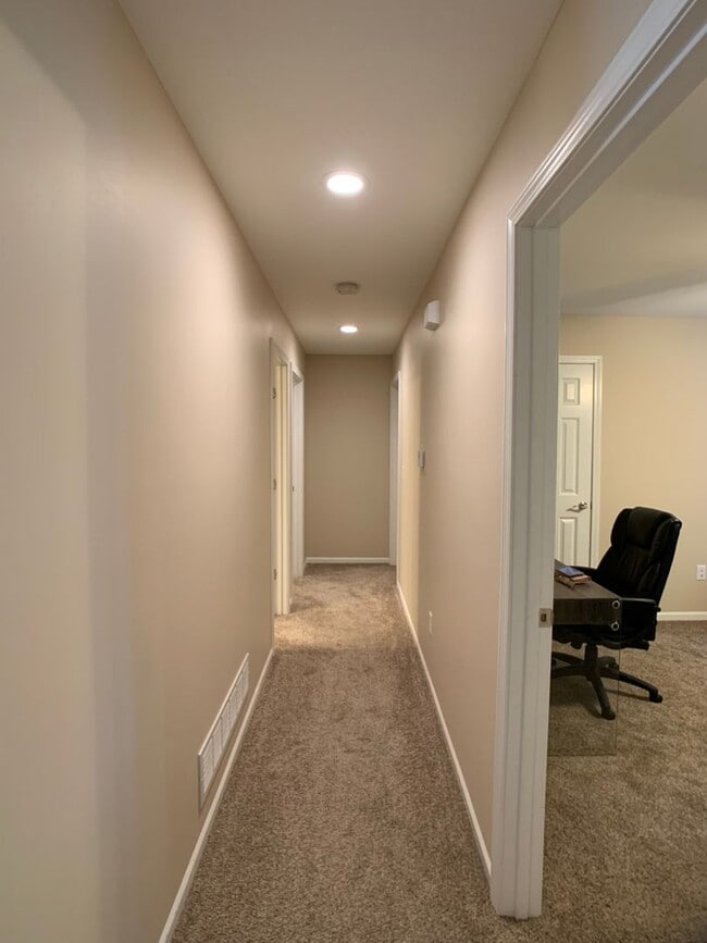 Building Photo - SUPER CUTE DUPLEX ON THE WEST SIDE OF TOWN!