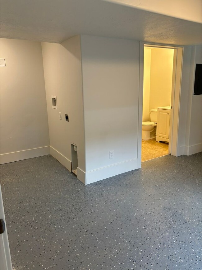Building Photo - 2 bedroom 2.5 bath townhome