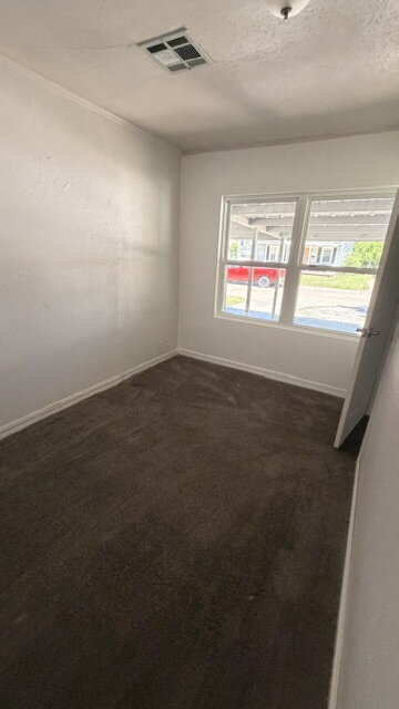 Building Photo - Prime MWC Rental: Huge Yard & Near Tinker AFB!