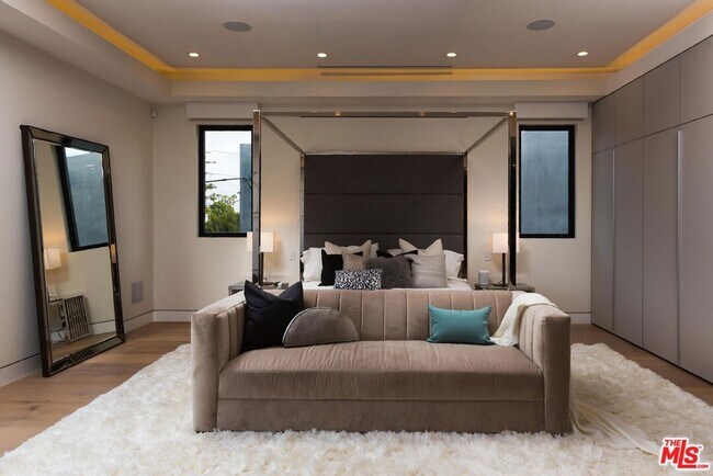 Building Photo - 726 N Martel Ave