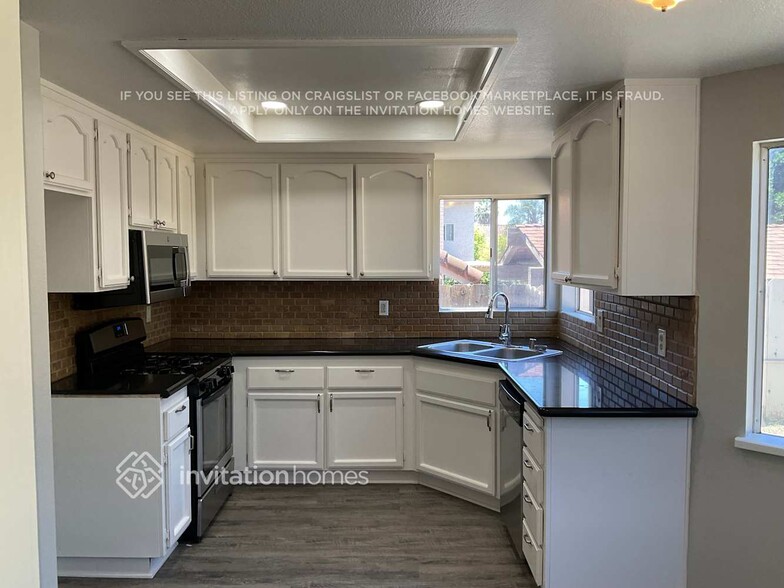 Building Photo - 1731 La Manzana Ln