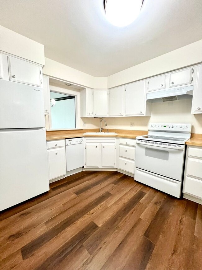 Building Photo - Lake Villa 4040- PLACEMENT