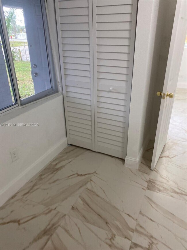 Building Photo - 2122 NW 5th St