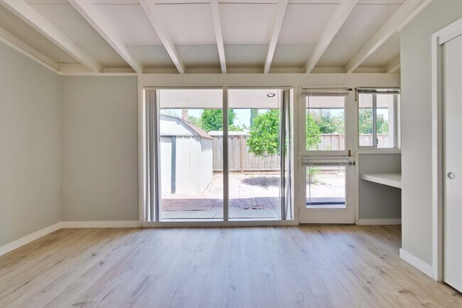 Building Photo - 3049 Harding Ave