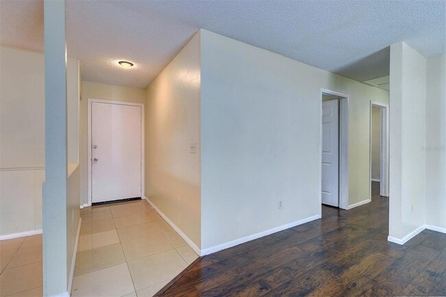 Building Photo - 1915 Saginaw Ct