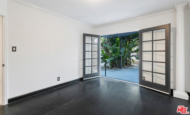 Building Photo - 508 N San Vicente Blvd