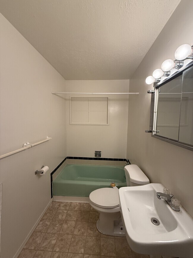 Building Photo - 1612 Hendola Dr NE