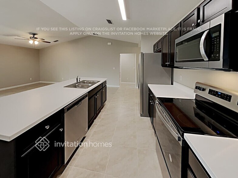 Building Photo - 225 SW Grove Ave