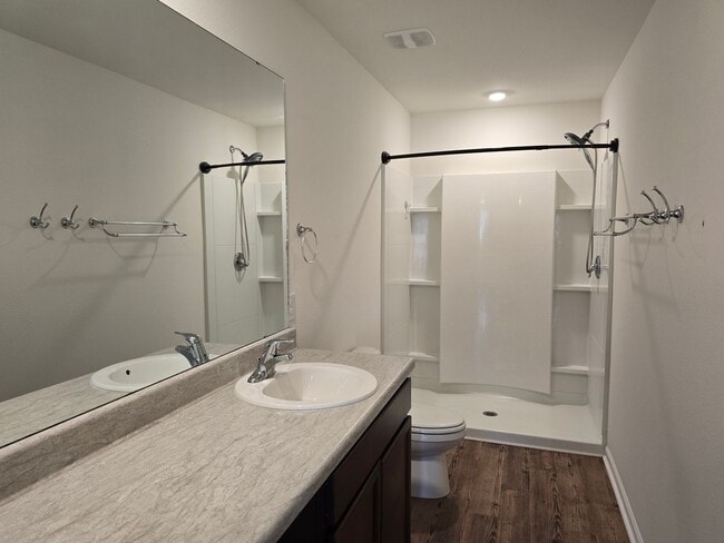 Building Photo - Charming 3-Bed/2 Bath Home