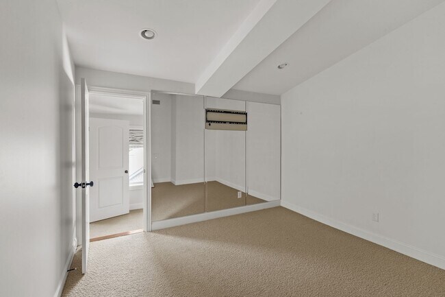 Building Photo - 2019 Overhill Dr