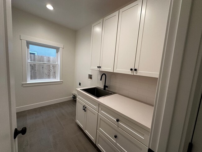 Building Photo - New Construction in Down Town Bishop West side!