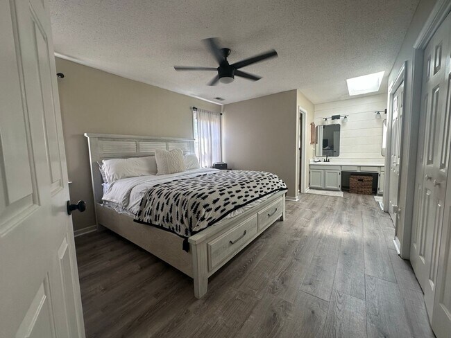 Building Photo - 3BR / 2BA with Garage Close to Dam Neck in...