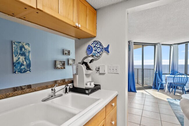 Building Photo - 9850 S Thomas Dr