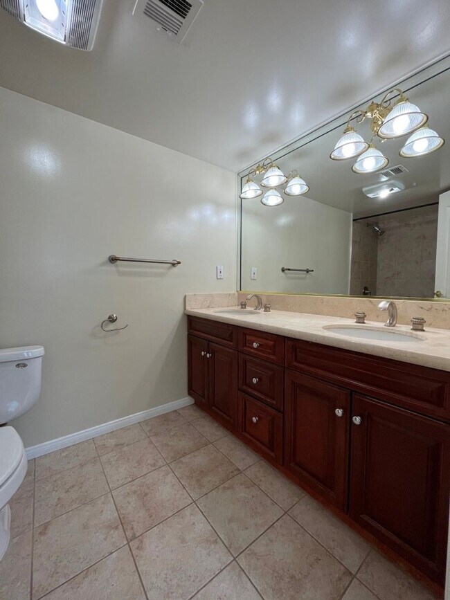 Building Photo - Upgraded 3+2.5 end unit w/attached garage ...