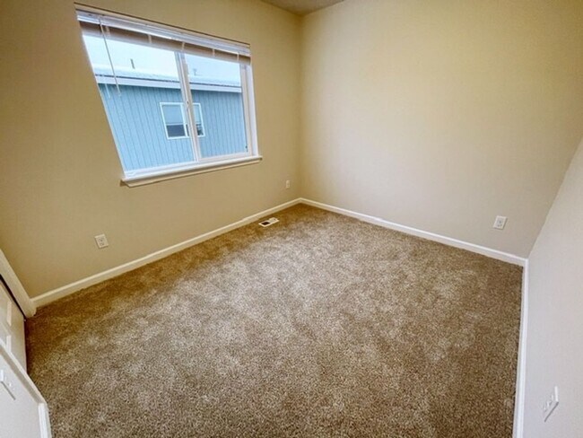 Building Photo - 137-137 Willow View Circle