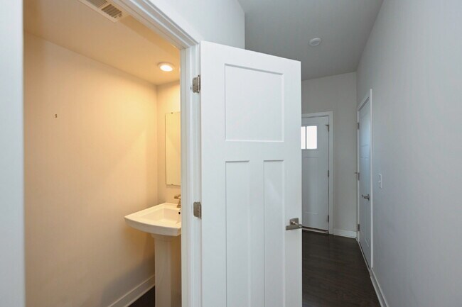 Building Photo - Rent to Own Option - Beautiful, like new 3BR/2.5BA townhouse in Goodlettsville