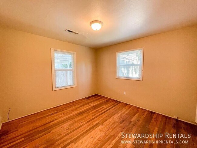 Building Photo - 2009 NW Tyler Ave