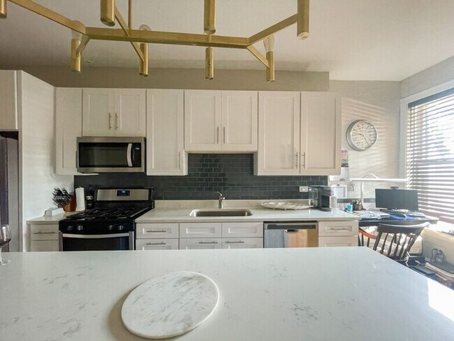 Building Photo - Amazing North Center 3 Bed / 1 Bath Unit Ready 4/2026! Hardwood Floors Throughout!