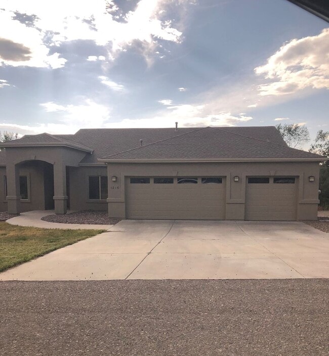 Building Photo - Four Bedroom Home w/3 Car Garage in Prescott