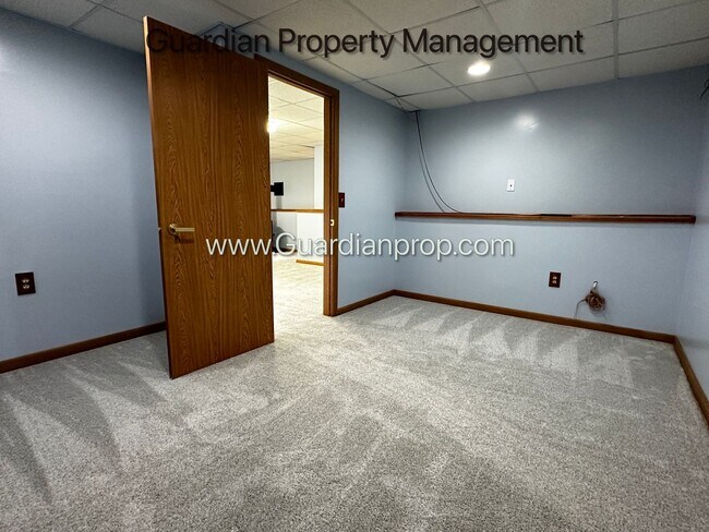 Building Photo - Maple Grove Single Family Home, 2 Car Garage, Dishwasher, Solar, Available Now