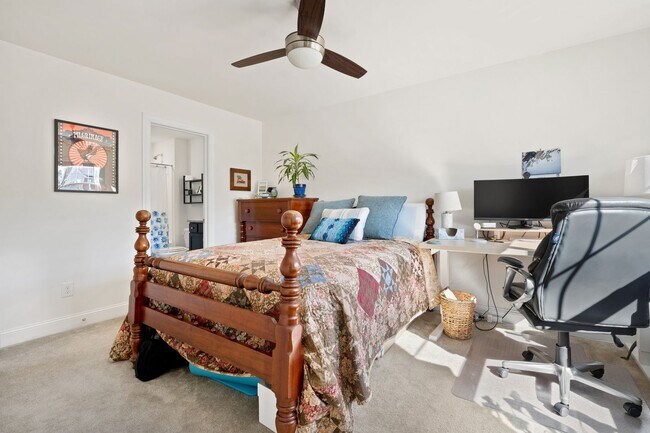 Building Photo - 3be / 2.5ba Easy Access to Duke Townhouse