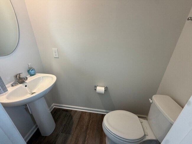 Building Photo - 3/2.5 Townhome Available Now in Simpsonville!