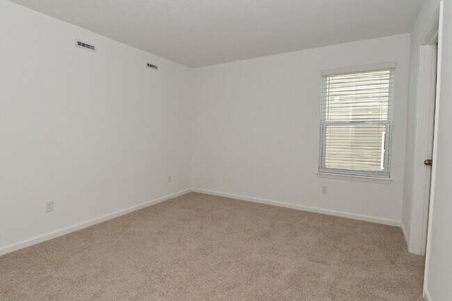 Building Photo - "Spacious 5-Bedroom Retreat with Luxurious Quartz Countertops & Fireplace on Deerberg Drive!"
