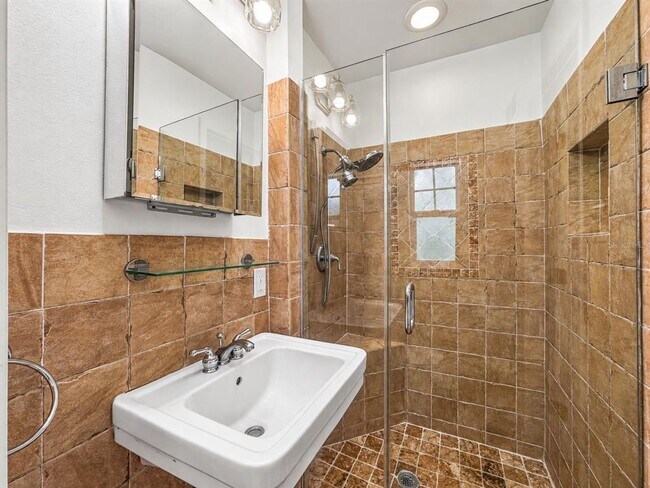 Building Photo - 206 17th Ave NE
