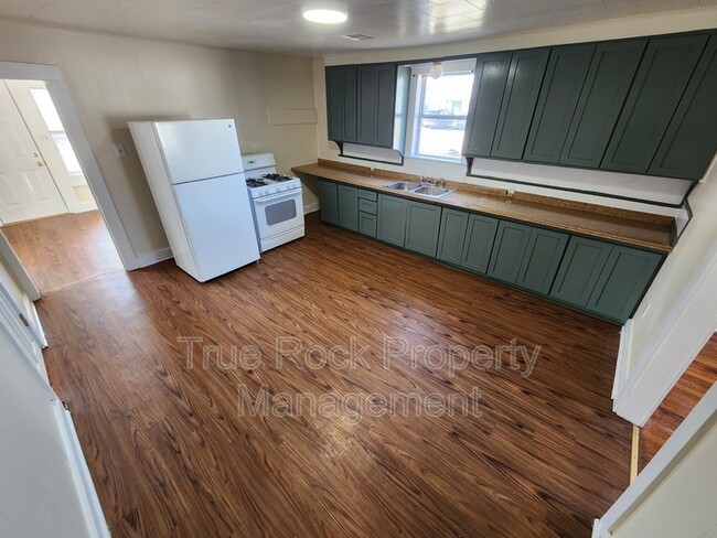 Building Photo - 231 W 4th St