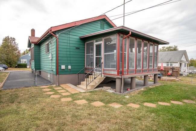 Building Photo - Adorable North Hampton House - Must See!