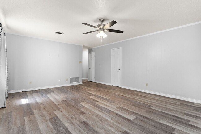 Building Photo - $500 off first months rent