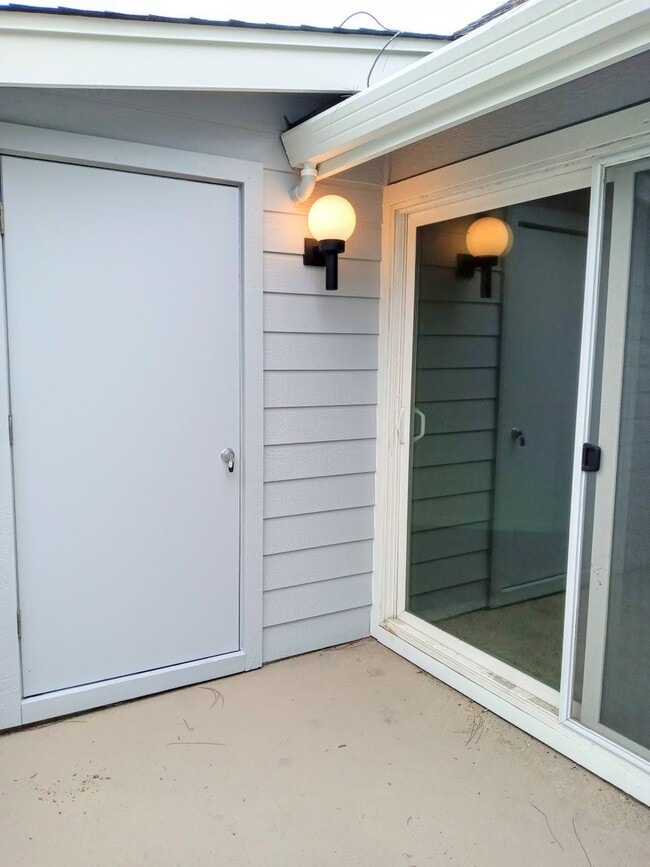 Building Photo - Great Second Floor 2bd Condo With Pool in Gated Complex