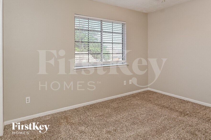 Building Photo - 2558 Doral Dr