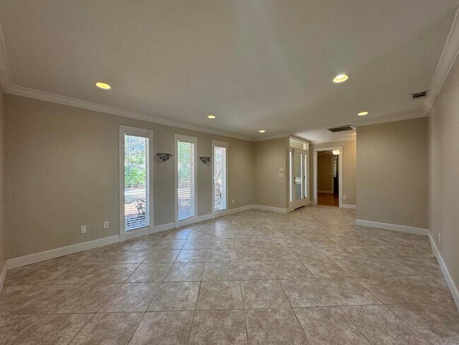 Building Photo - Gorgeous 5 Bedroom Pool Home in Ormond