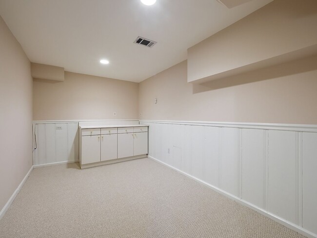 Building Photo - 2702 Navarre Dr