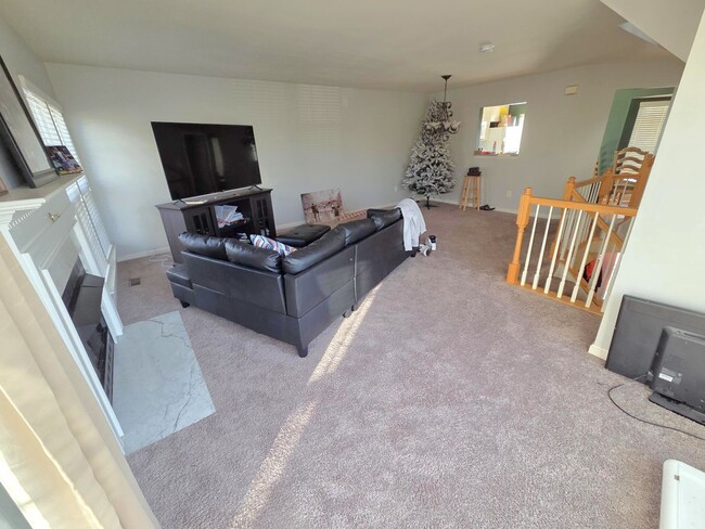 Building Photo - Charming 3 Bed 2.5 Bath End-Unit Townhome with Deck & Patio In The Villages of Saybrook