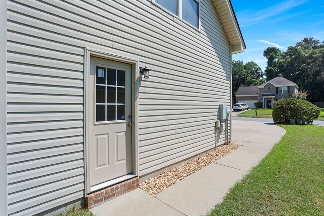 Building Photo - 3 bedroom 2.5 bath with bonus room in Lega...