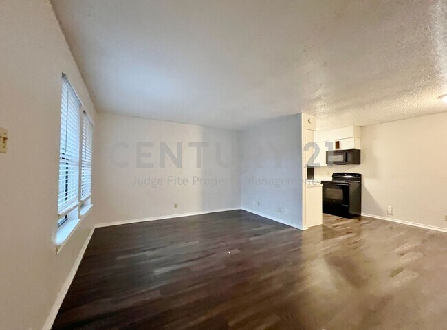 Building Photo - 1108 N Elm St