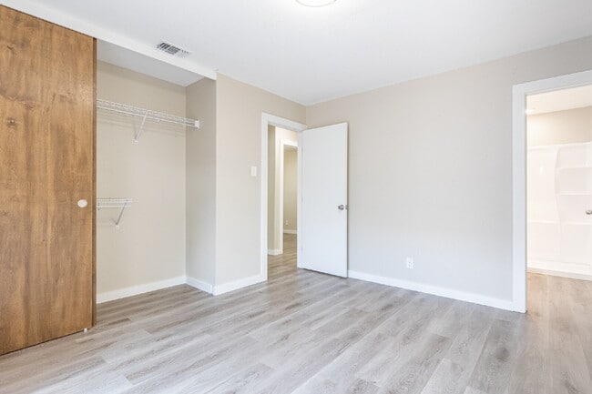 Building Photo - 1366 Bayou Dr