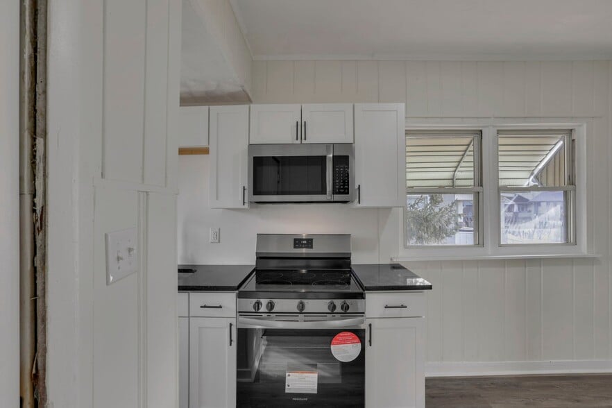 Building Photo - 1430 Kenmore Rd