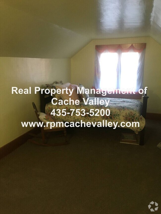 Building Photo - Charming 4 bedroom house. Available in Jul...